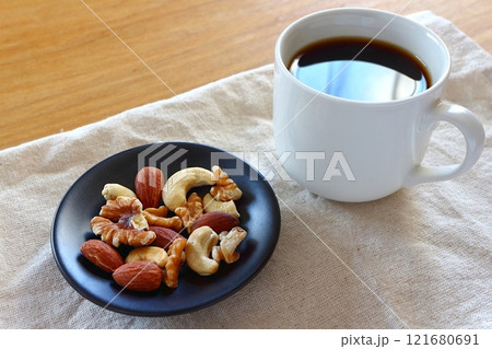 コーヒーとミックスナッツ 121680691