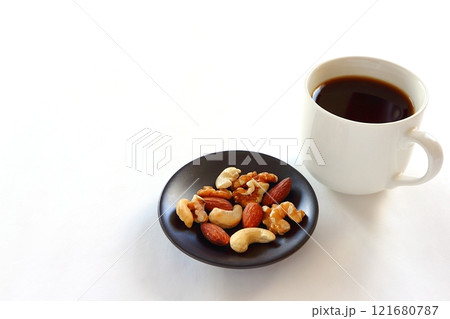 白背景のコーヒーとミックスナッツ 121680787