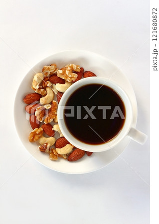 白背景のコーヒーとミックスナッツ 白背景のコーヒーとミックスナッツ 121680872