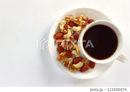 白背景のコーヒーとミックスナッツ 121680874