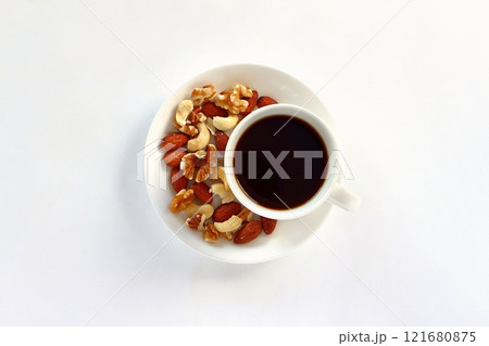 白背景のコーヒーとミックスナッツ 白背景のコーヒーとミックスナッツ 121680875