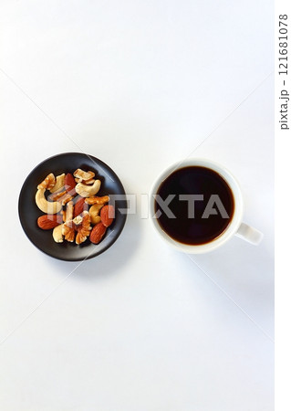 白背景のコーヒーとミックスナッツ 白背景のコーヒーとミックスナッツ 121681078