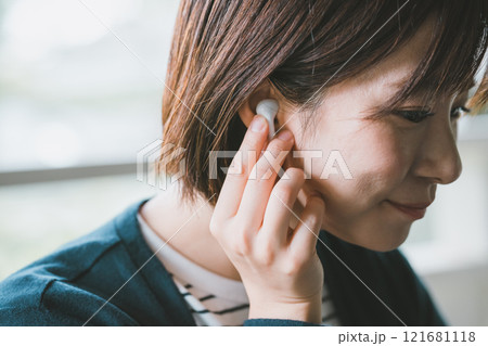 ワイヤレスイヤホンをつける女性 121681118