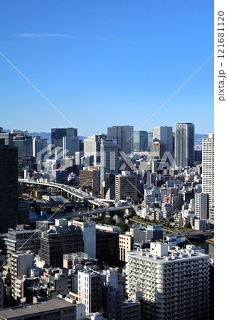 ザ・ファインタワー大手前のラウンジから眺める大阪の中ノ島、天満橋、天満、北区、中央区、梅田のビル群 121681120