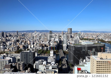 ザ・ファインタワー大手前のラウンジから眺める大阪の中ノ島、天満橋、天満、北区、中央区、梅田のビル群 121681132