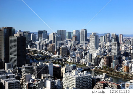 ザ・ファインタワー大手前のラウンジから眺める大阪の中ノ島、天満橋、天満、北区、中央区、梅田のビル群 ザ・ファインタワー大手前のラウンジから眺める大阪の中ノ島、天満橋、天満、北区、中央区、梅田のビル群 121681136