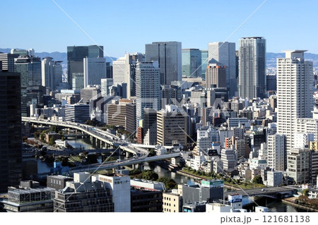ザ・ファインタワー大手前のラウンジから眺める大阪の中ノ島、天満橋、天満、北区、中央区、梅田のビル群 121681138