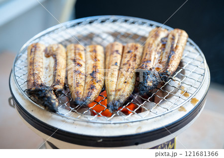 七輪でうなぎの蒲焼 七輪でうなぎの蒲焼 121681366