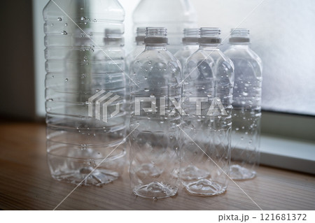 ペットボトルの水を貯蔵 ペットボトルの水を貯蔵 121681372