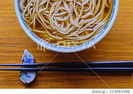 木製テーブルの上の掛け蕎麦 木製テーブルの上の掛け蕎麦 121681498