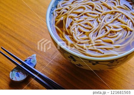 木製テーブルの上の掛け蕎麦 木製テーブルの上の掛け蕎麦 121681503