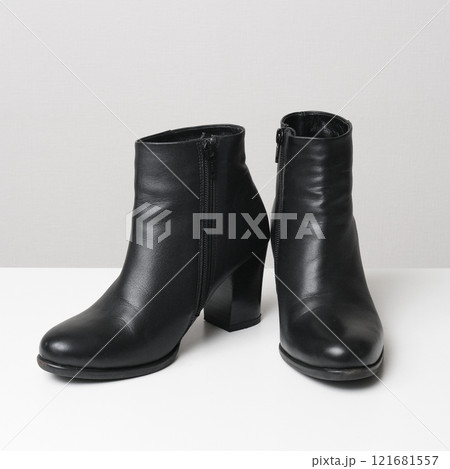 一足の黒いレザーショートブーツ 一足の黒いレザーショートブーツ 121681557