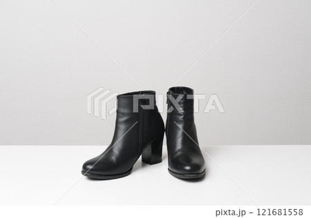 シンプルで上品な黒のショートブーツ シンプルで上品な黒のショートブーツ 121681558