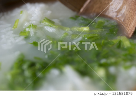七草粥　土鍋で炊いた七草がゆを炊く　料理シーン　 121681879