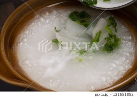 七草粥 土鍋で炊いた七草がゆを炊く 料理シーン 七草粥 土鍋で炊いた七草がゆを炊く 料理シーン 121681882