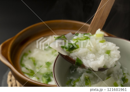 七草粥　土鍋で炊いた七草がゆを茶碗に盛り付ける　 121681961