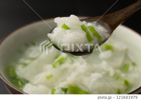 七草粥 七草がゆをスプーンで持ち上げる 七草粥 七草がゆをスプーンで持ち上げる 121681979