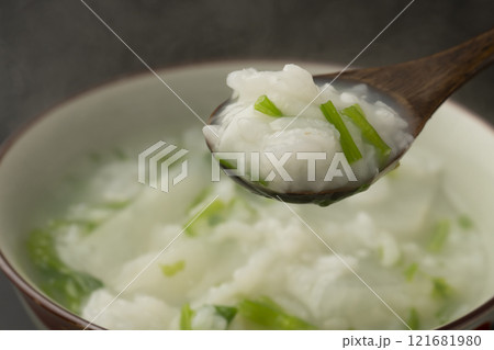 七草粥　七草がゆをスプーンで持ち上げる 121681980