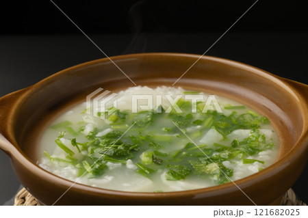 七草粥 土鍋で炊いた七草がゆ 土鍋ブツ撮り 七草粥 土鍋で炊いた七草がゆ 土鍋ブツ撮り 121682025