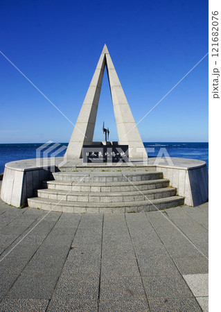 宗谷岬の風景　日本最北端の碑 121682076