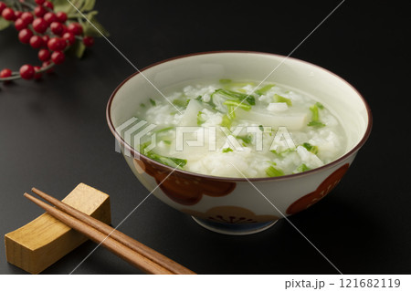 七草粥　茶碗に盛り付けた七草がゆ　茶碗 ブツ撮り　 121682119