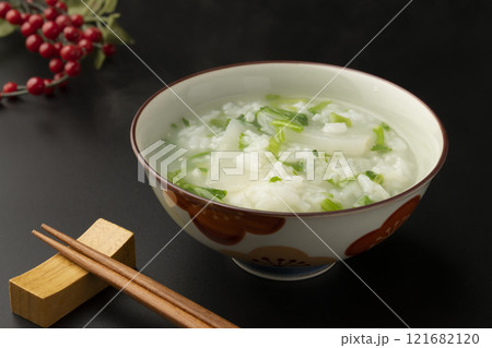 七草粥　茶碗に盛り付けた七草がゆ　茶碗 ブツ撮り　 121682120