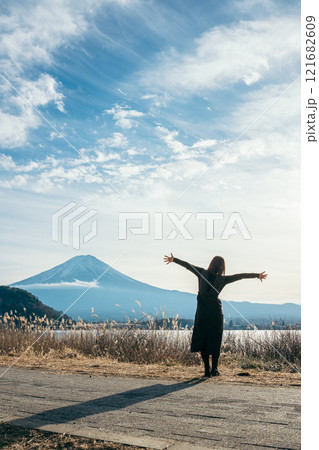河口湖 富士山 女性の後ろ姿 河口湖 富士山 女性の後ろ姿 121682609