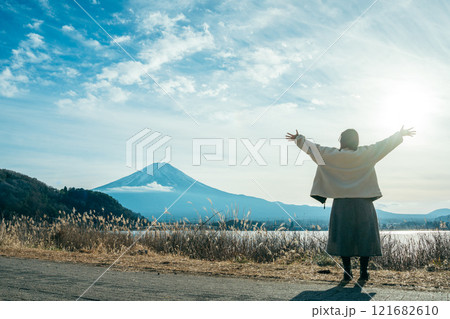 河口湖 富士山 女性の後ろ姿 河口湖 富士山 女性の後ろ姿 121682610