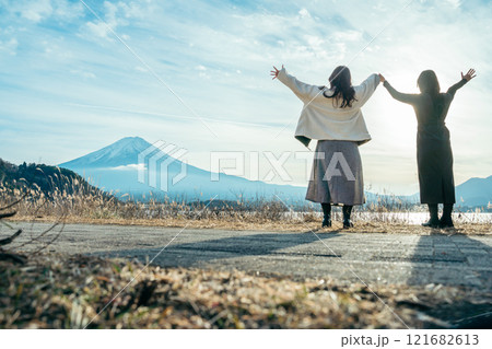 河口湖　富士山　手を広げる女性二人の後ろ姿 121682613