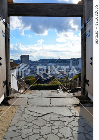 掛川城 冠木門から望む太鼓櫓 121682655