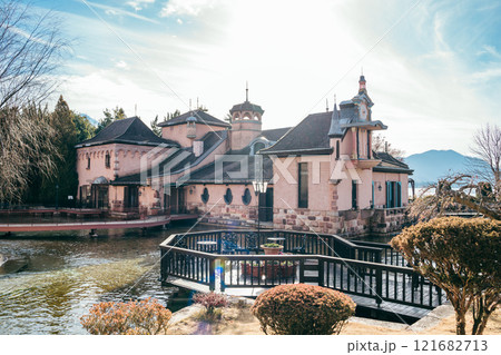 青空とヨーロッパ風の建物　河口湖 音楽と森の美術館 121682713