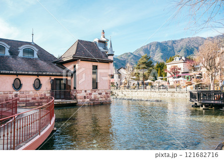 青空とヨーロッパ風の建物　河口湖 音楽と森の美術館 121682716