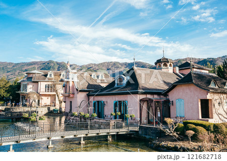 青空とヨーロッパ風の建物　河口湖 音楽と森の美術館 121682718