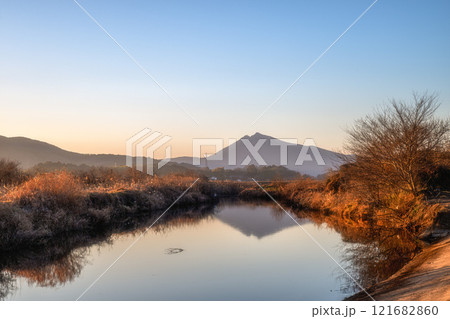 筑波山を染める夕陽 121682860