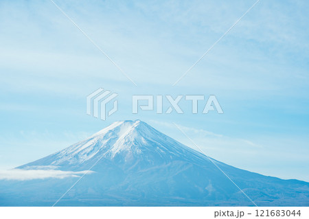 （山梨県）冬の新倉山浅間神社から眺めた富士山 121683044