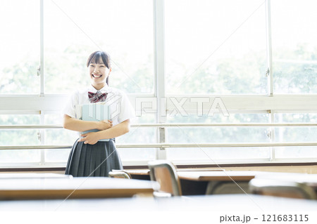 女子高生のポートレート　カメラ目線 121683115