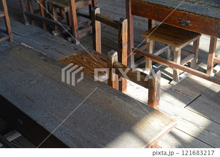 小豆島二十四の瞳映画村田浦分校教室の勉強机と椅子 小豆島二十四の瞳映画村田浦分校教室の勉強机と椅子 121683217