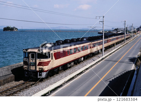 1987年予讃線宅間駅付近を走るキハ181しおかぜ 121683384