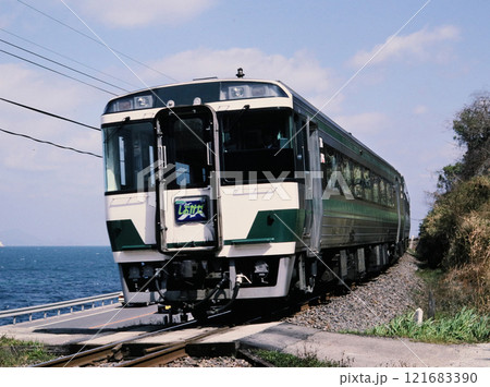 1987年 予讃線浅海駅付近を走るキハ185特急しおかぜ 1987年 予讃線浅海駅付近を走るキハ185特急しおかぜ 121683390