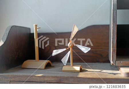 小豆島二十四の瞳映画村田浦分校の棚の壊れた生徒作品 121683635