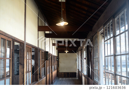 小豆島二十四の瞳映画村田浦分校の廊下と教室-1 121683636