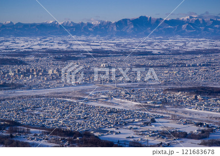 冬の日高山脈襟裳十勝国立公園と十勝平野 121683678