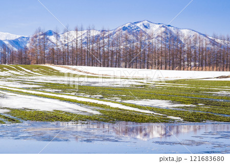 早春の日高山脈襟裳十勝国立公園と十勝平野 121683680