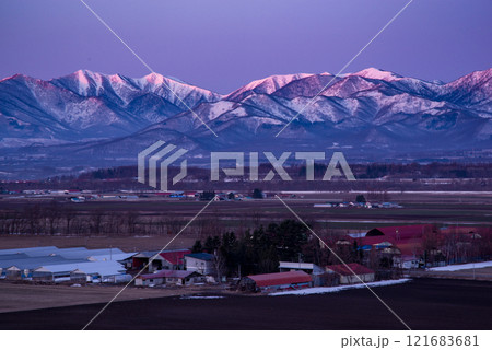 冬の日高山脈襟裳十勝国立公園と十勝平野 121683681