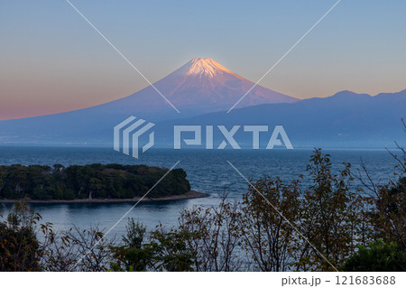 静岡県沼津市西浦江梨　海岸沿い沼津土肥線の富士山ビュースポットから大瀬崎越しの冠雪した夜明けの富士山 121683688