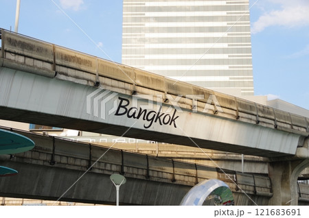 バンコク　モノレールが走る風景 121683691