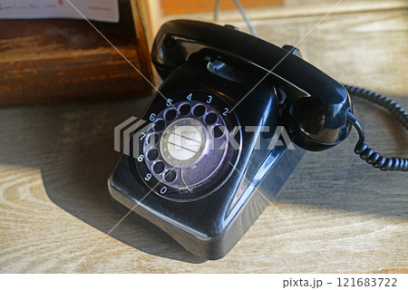 小豆島二十四の瞳映画村田浦分校職員室の黒電話-1 121683722
