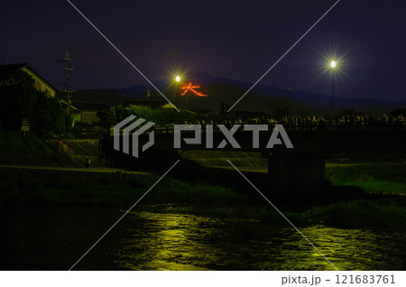 京都　五山送り火と出雲橋 121683761