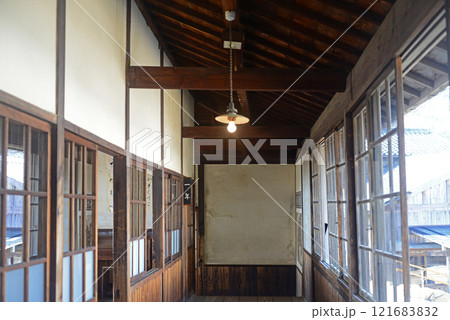 小豆島二十四の瞳映画村田浦分校の廊下と教室-3 121683832