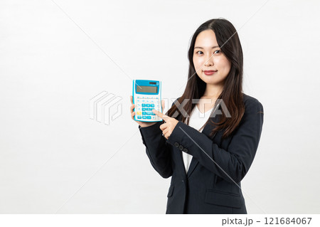 電卓を持つビジネスウーマン02 121684067